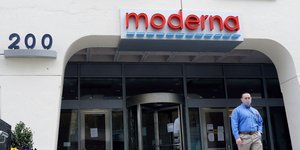 Η είσοδος του κτιρίου όπου στεγάζεται η φαρμακοβιομηχανία Moderna