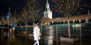 Γυναίκα σε δρόμο της Μόσχας στολισμένο για τα Χριστούγεννα