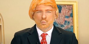 Ο Νίκος Μουτσινάς υποδύεται τον Τραμπ