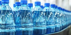 μπλε μπουκαλια νερο