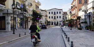 μηχανακι σε πεζοδρομο