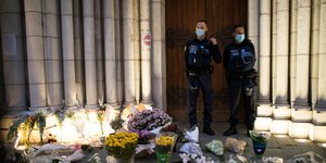 Αστυνομικοί και λουλούδια έξω από εκκλησία στη Νίκαια όπου έγινε επίθεση