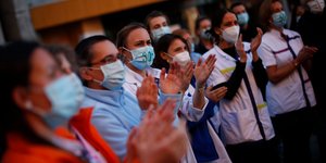 Νοσηλευτές και γιατροί έξω από νοσοκομείο των Βρυξελλών
