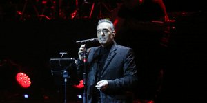 Ο Νότης Σφακιανάκης ετοιμάζεται να τραγουδήσει