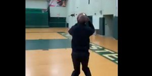 Ο Ομπάμα σουτάρει τρίποντο