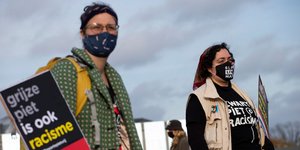 Ολλανδοί με μάσκες ενάντια στον κορωνοϊό