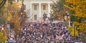 Κόσμος έξω από τον Λευκό Οίκο