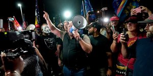 Οπαδοί του Τραμπ έξω από εκλογικό κέντρο στην Αριζόνα