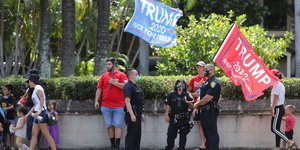 Οπαδοί του Ντόναλντ Τραμπ με σημαίες ανήμερα των αμερικανικών εκλογών 2020