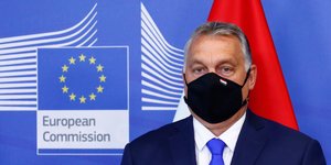 Ο Βίκτορ Ορμπαν με μάσκα σε συνέδριο της ΕΕ