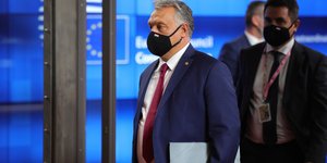 Ο Βίκτορ Ορμπαν με μάσκα