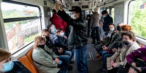 Με μάσκες η καθημερινότητα των πολιτών στην Ουκρανία