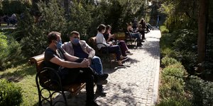 Πολίτες στην Τουρκία κάθονται σε παγκάκια φορώντας μάσκες