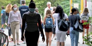 Μαθητές με μάσκες σε σχολείο 