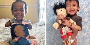 Παιδιά κρατούν κούκλες που τους μοιάζουν