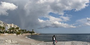 Συννεφιά σε παραλιακή περιοχή της Αθήνας