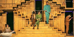 παρασταση κιτρινα σκαλια