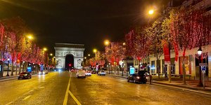 Η Champs-Élysées φωταγωγημένη για τα Χριστούγεννα
