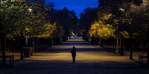 Άδειοι δρόμοι στο Παρίσι μετά την επιβολή lockdown για τον κορωνοϊό