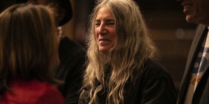 πατι σμιθ χαμογελαστη 