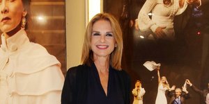 Η Πέγκυ Σταθακοπούλου με μαύρο φόρεμα και μποτάκια