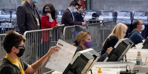 Καταμέτρηση ψήφων σε εκλογικό κέντρο στην Πενσιλβάνια