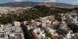 Τα Πετράλωνα από ψηλά με φόντο την Ακρόπολη