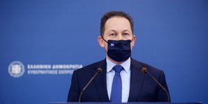 Στέλιος Πέτσας με μάσκα