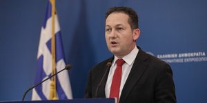 Ο Στέλιος Πέτσας στην ενημέρωση των πολιτικών συντακτών