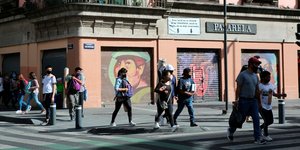 Πεζοί με μάσκες σε δρόμο