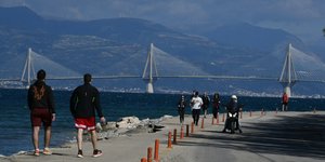 πεζοι πισω γεφυρα ριο