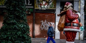 Περαστικός δίπλα από άγαλμα Αγιου Βασίλη