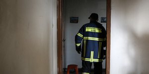 Πυροσβέστης μπαίνει σε διαμέρισμα