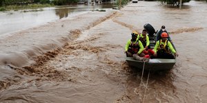 Διασώστες σε πλημμυρισμένη περιοχή στην Ονδούρα