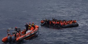 Μετανάστες σε φουσκωτό