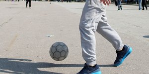 Θεσσαλονίκη: Πιτσιρικάδες παίζουν μπάλα στην πλατεία Αριστοτέλους