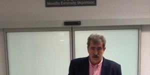 Ο Πολάκης φωτογραφίζεται σε ΜΕΘ χωρίς μάσκα!