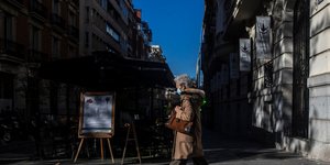 Πολίτης με μάσκα στη Μαδρίτη της Ισπανίας