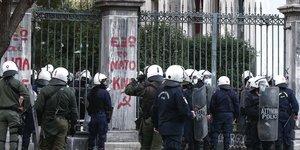 ΜΑΤ έξω από το Πολυτεχνείο