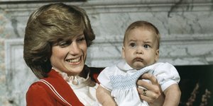 Η πριγκίπισσα Νταϊάνα με τον πρωτότοκο γιο της, Ουίλιαμ στην αγκαλιά