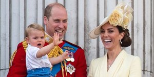 Ο πρίγκιπας Γουίλιαμ με την Κέιτ Μίντλετον και τα 3 τους παιδιά στο Παλάτι του Μπάκιγχαμ