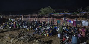 Πρόσφυγες περνούν τη νύχτα στα σύνορα Αιθιοπίας και Σουδάν