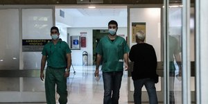 Προσωπικό στο νοσοκομείο Γεννηματά, με μάσκες και στολές