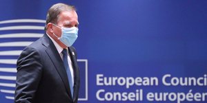 Ο Σουηδός πρωθυπουργός, Στεφάν Λεβέν, με μάσκα