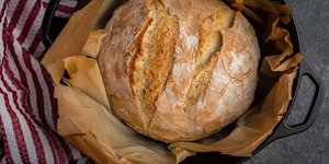 Χωριάτικο σπιτικό ψωμί στη γάστρα