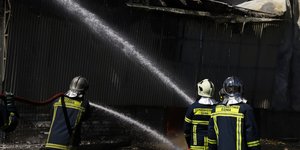 Πυροσβέστες σβήνουν φωτιά σε αποθήκη