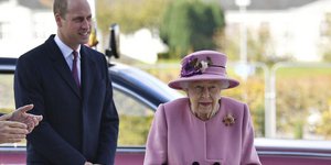 Η Βασίλισσα Ελισάβετ με τον εγγονό της, πρίγκιπα Γουίλιαμ