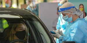 Rapid test σε οδηγό από τον ΕΟΔΥ στη Λάρισα