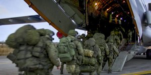 Δυνάμεις του ρωσικού στρατού κατευθύνονται στο Ναγκόρνο Καραμπάχ