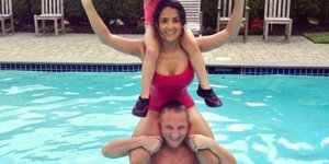 Η Σάλμα Χάγιεκ στους ώμους του συζύγου της